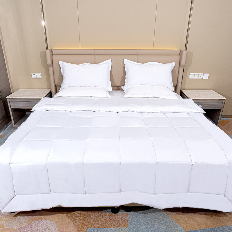 ผ้าฝ้ายปกอ่อนโพลีเอสเตอร์น้ำหนักเบา， เม็ดผ้านวมที่นุ่มเป็นพิเศษสำหรับสภาพอากาศที่อบอุ่น， GRS รีไซเคิลผ้าห่มเตียงระบายอากาศได้